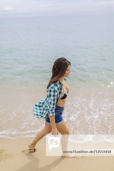 Junge Frau genießt den Strand