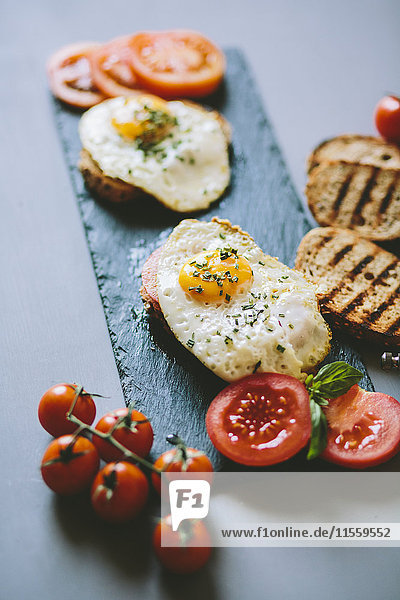 Frühstück mit Eiern  Tosst und Tomaten