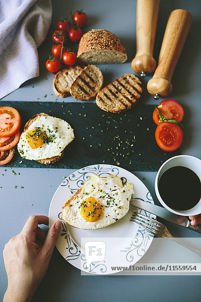 Frühstück mit Eiern  Kaffee und Tomaten