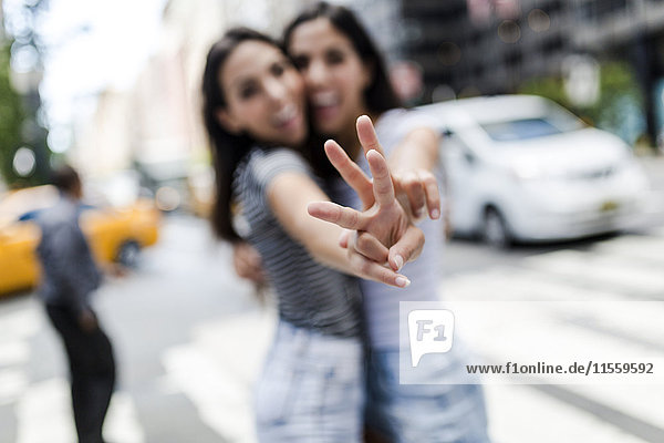 USA  New York City  zwei junge Frauen in Manhattan beim Spaß haben
