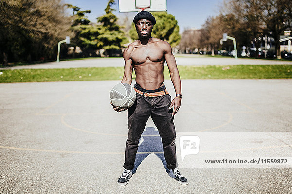 Porträt eines nackten Basketballspielers auf dem Platz