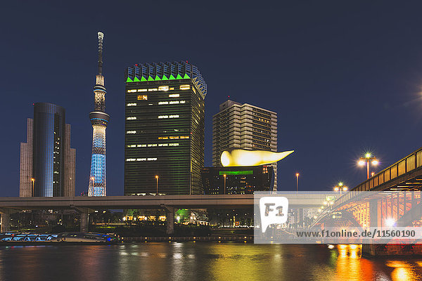Japan  Tokio  Asakusa  Sumida River und Skytree bei Nacht