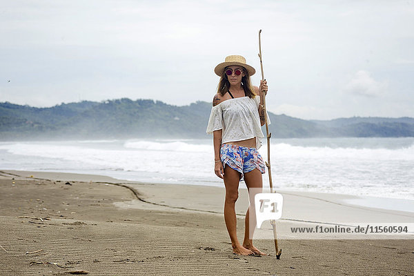 Indonesien  Java  Porträt einer am Strand stehenden Frau