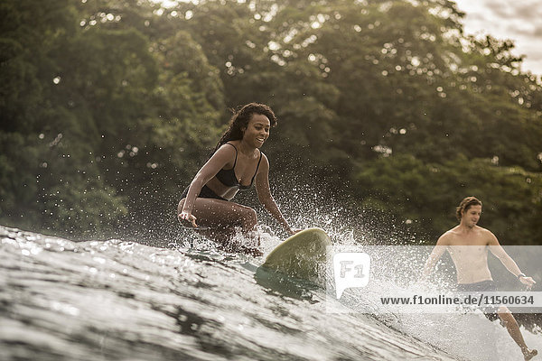Indonesien  Java  glückliche Frau und Mann beim Surfen
