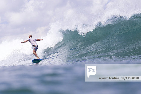 Indonesien,  Bali,  Mann beim Wellenreiten