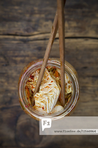 Glas Kimchi und Essstäbchen