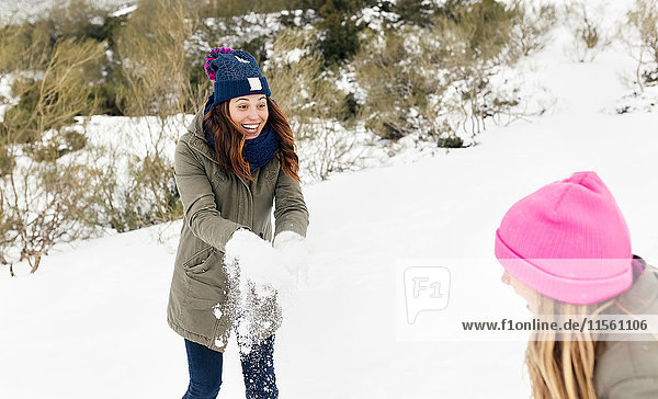 Zwei Freunde haben Spaß im Schnee