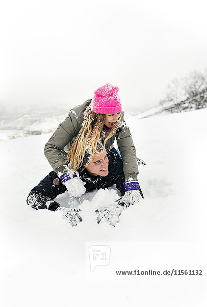 Junges Paar mit Spaß im Schnee