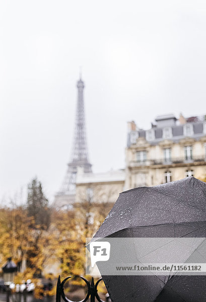 Frankreich  Paris  schwarzer Regenschirm mit dem Eiffelturm im Hintergrund