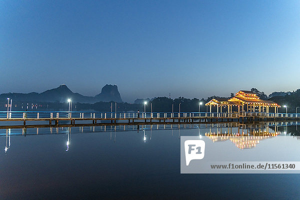 Myanmar  Hpa-an  Beleuchtete Mole am Kan Thar Yar See zur blauen Stunde