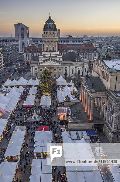 Deutschland  Berlin  Weihnachtsmarkt am Gendarmenmarkt in der Abenddämmerung