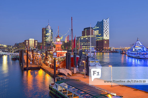 Deutschland  Hamburg  Blick auf das Hanseatic Trade Center und die Elbphilharmonie vom Niederhafen aus gesehen.