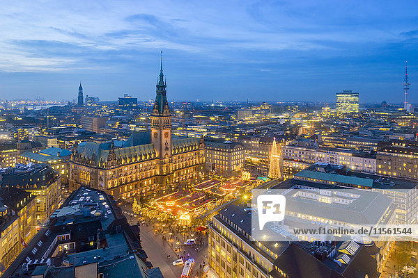 Deutschland,  Hamburg,  Weihnachtsmarkt im Rathaus am Abend