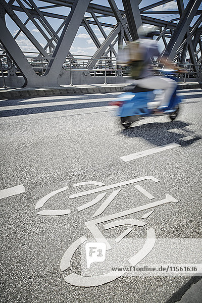 Deutschland  Hamburg  Mopedfahrer am Fahrradweg auf der Brücke
