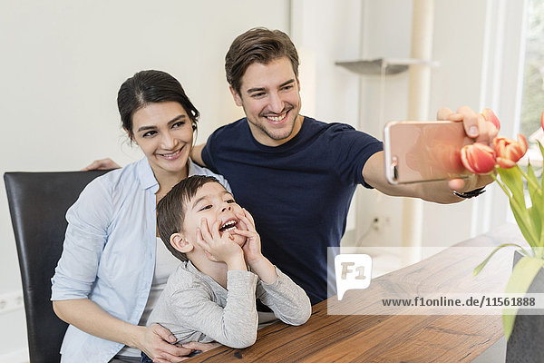 Glückliche Familie mit einem Selfie zu Hause