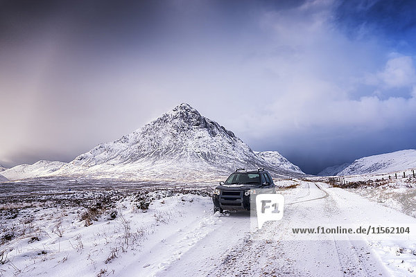UK  Schottland  Glencoe  Buachaille Etive Mor  Allradfahrzeug im Winter