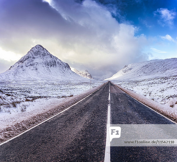 UK  Schottland  Glencoe  A92 Straße im Winter