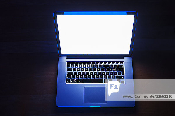 Laptop mit glänzendem leeren Display