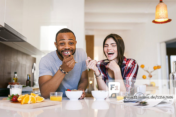 Junges Paar beim Frühstück in der Küche