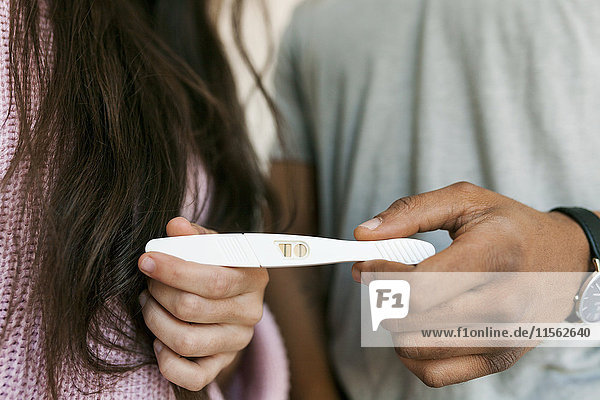 Junges Paar mit positivem Schwangerschaftstest