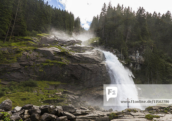 Österreich  Nationalpark Hohe Tauern  Frau am Krimmler Wasserfall