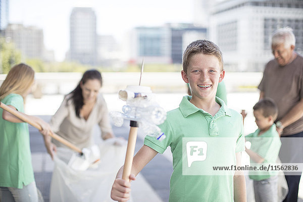 Gruppe von ehrenamtlichen Kindern  die Müll mit Abfallstäbchen sammeln