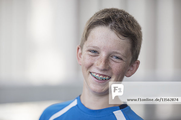 Porträt eines lächelnden Jungen mit Spange