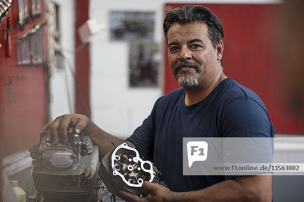 Porträt eines selbstbewussten Mechanikers in der Werkstatt