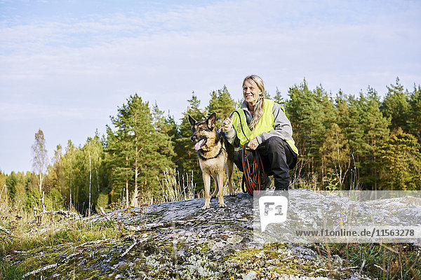 Schweden Uppland Rison Portrait eines Freiwilligen mit Hund bei der Suche nach Vermissten