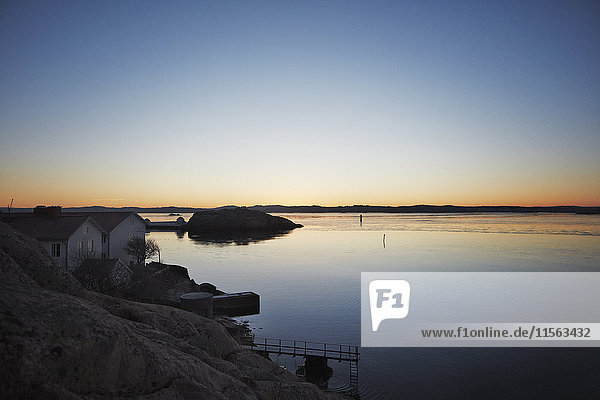 Schweden Westküste Lysekil Landschaft mit Haus und Pier bei Sonnenuntergang