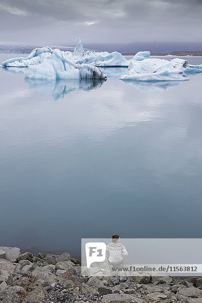 Island Asturland Vatnajokull Nationalpark Wanderer am Ufer des Jokulsarlon Sees