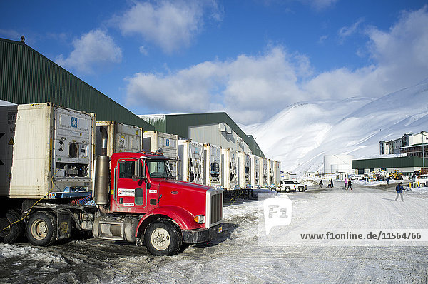 Lkw von Horizon Lines bei der Anlieferung von Containern an der Laderampe von Westward Seafoods in Unalaska  Südwest-Alaska  USA