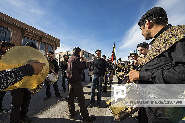 Musikanten bei einer Prozession am Ashura-Gedenktag; Ardabil  Iran