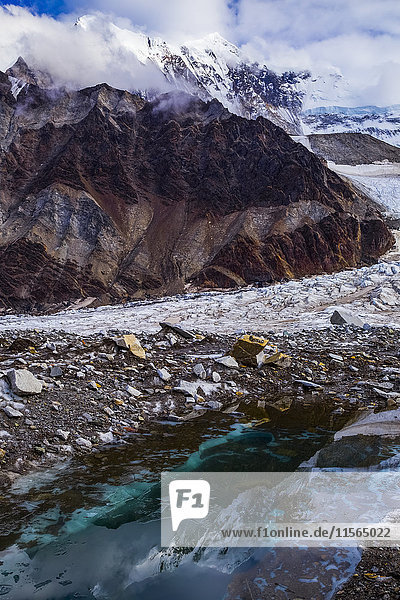 Der Mt. Hayes spiegelt sich in einer Wasserlache auf dem Hayes-Gletscher in einem abgelegenen Gebiet der Alaska Range  Innenalaska  USA