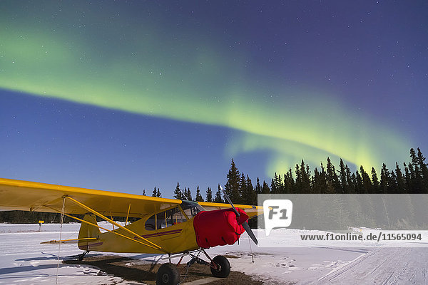 Flugzeug unter dem Polarlicht auf der Delta Junction Landebahn; Alaska  Vereinigte Staaten von Amerika'.