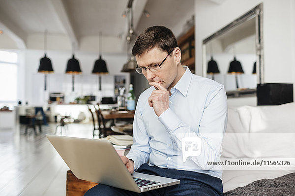 Deutschland Mann mit Computer und Konzentration