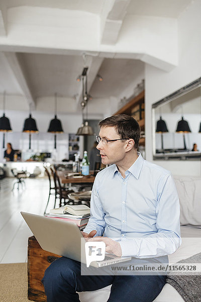 Deutschland Mann mit Laptop zu Hause