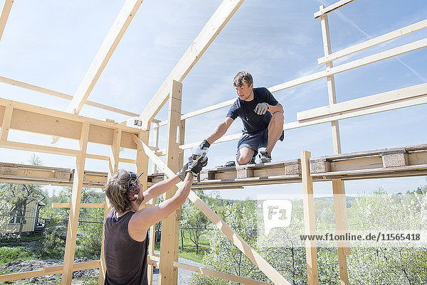 Schweden Sodermanland Zimmerleute auf der Baustelle