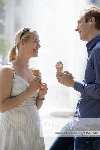 Lächelndes Paar isst Eiscreme