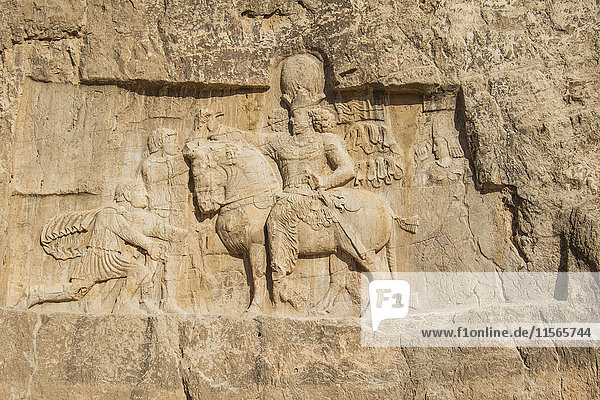 Basrelief mit der Darstellung des Triumphs von Schapur I. über den römischen Kaiser Valerian und Philipp den Araber; Naqsh-e Rustam  Provinz Fars  Iran'.