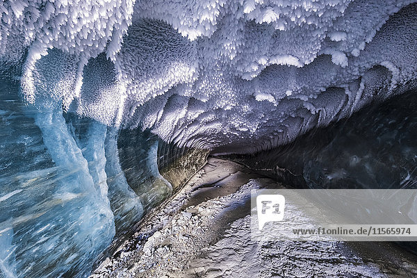 Raureif bedeckt die Decke eines Tunnels  der sich unter dem Eis des Canwell-Gletschers erstreckt; Alaska  Vereinigte Staaten von Amerika'.