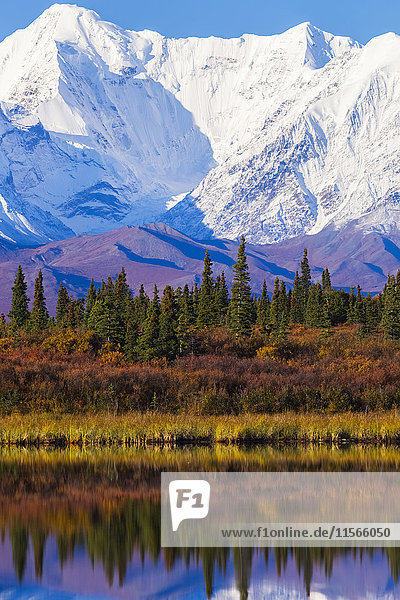 McGinnis Peak erhebt sich über dem Donnelly Lake im Herbst; Alaska  Vereinigte Staaten von Amerika'.