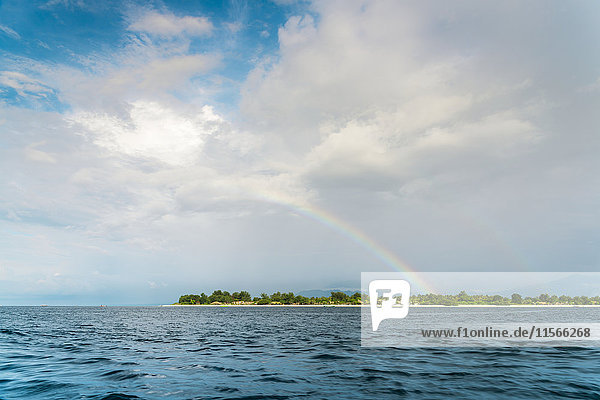 Regenbogen über Gili Trawangan,  einer Insel zwischen Bali und Lombok; Gili Trawangan,  Indonesien'.