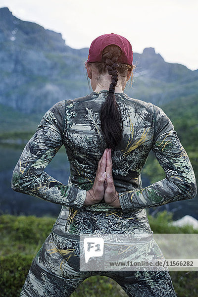 Frau in den Bergen beim Yoga