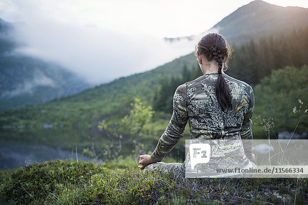 Frau meditiert in den Bergen