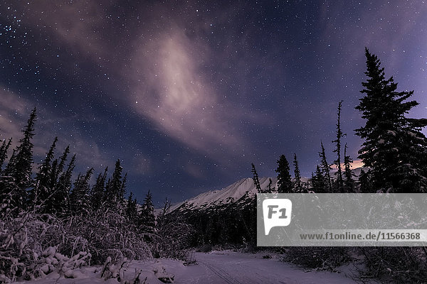 Nachthimmel über den Chugach Mountains und dem Eagle River Valley zur Wintersonnenwende in Süd-Zentral-Alaska; Alaska  Vereinigte Staaten von Amerika'.