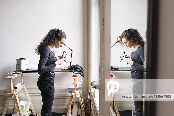 Modedesignerin bei der Arbeit in ihrem Atelier