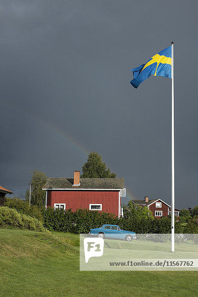 Schwedische Flagge und falunrote Häuser