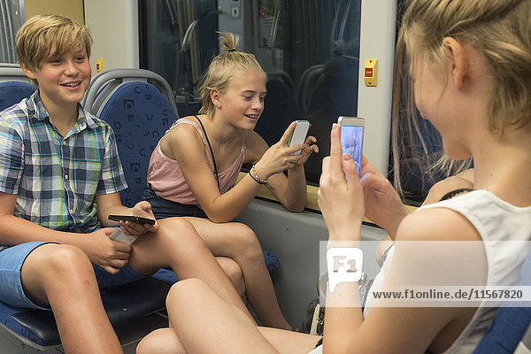 Kinder mit Smartphones im Zug