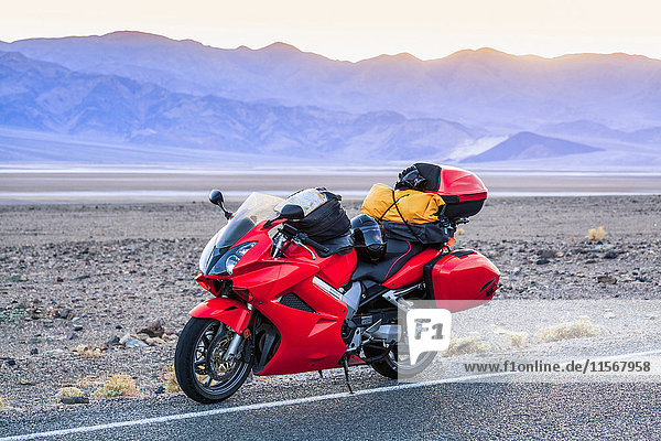 Motorrad  Death Valley bei Sonnenuntergang  Death Valley National Park; Kalifornien  Vereinigte Staaten von Amerika'.